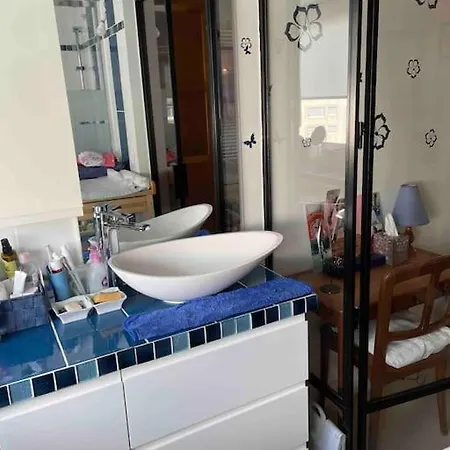 Functional And Bright - Near Pere Lachaise 아파트