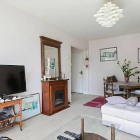 Functional And Bright - Near Pere Lachaise 파리